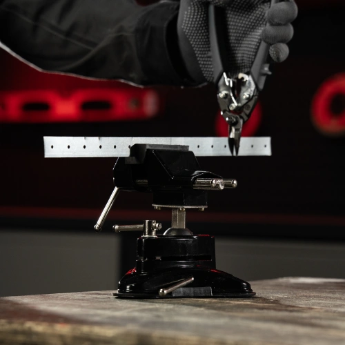 Тиски настольные, резиновая вакуумная присоска, шарнирный механизм, ширина рабочих губок 70 мм Matrix по ценам производителя в Краснодаре с доставкой по всей России