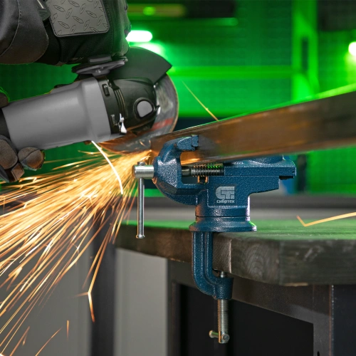 Тиски слесарные, настольные, поворотные, ширина рабочих губок 65 мм, наковальня Сибртех по ценам производителя в Краснодаре с доставкой по всей России