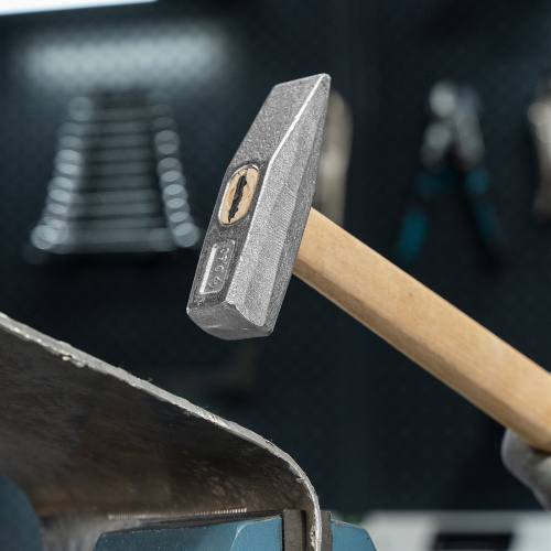 Молоток слесарный, 600 г, квадратный боек, деревянная рукоятка по ценам производителя в Краснодаре с доставкой по всей России