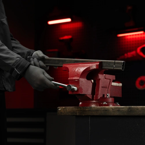 Тиски слесарные, 200 мм, поворотные, с наковальней Matrix по ценам производителя в Краснодаре с доставкой по всей России