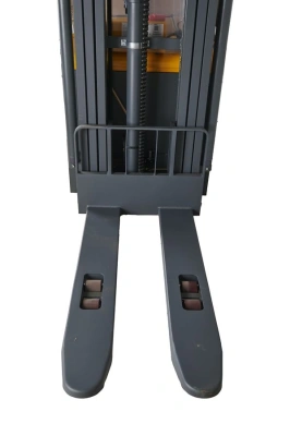 Штабелер самоходный 1,5 т 5,6 м XILIN CDDR15-III 24/200 В/Ач (сопровождаемый) по ценам производителя в Краснодаре с доставкой по всей России