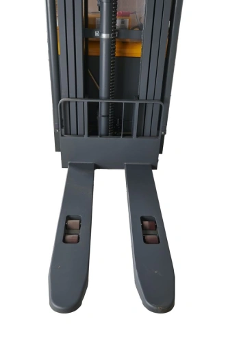 Штабелер самоходный 1,5 т 5,6 м XILIN CDDR15-III 24/200 В/Ач (сопровождаемый) по ценам производителя в Краснодаре с доставкой по всей России