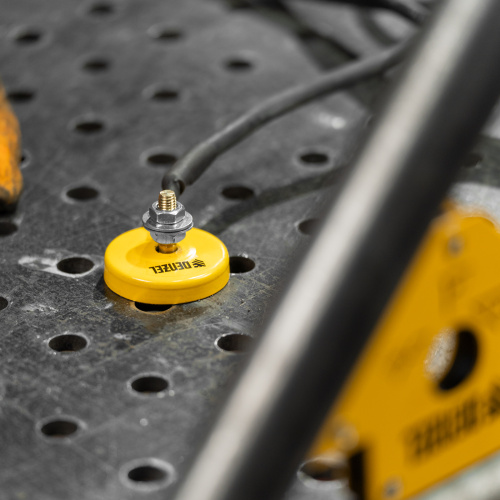 Набор из 2 магнитных сварочных фиксаторов и магнитной клеммы "масса" Denzel по ценам производителя в Краснодаре с доставкой по всей России