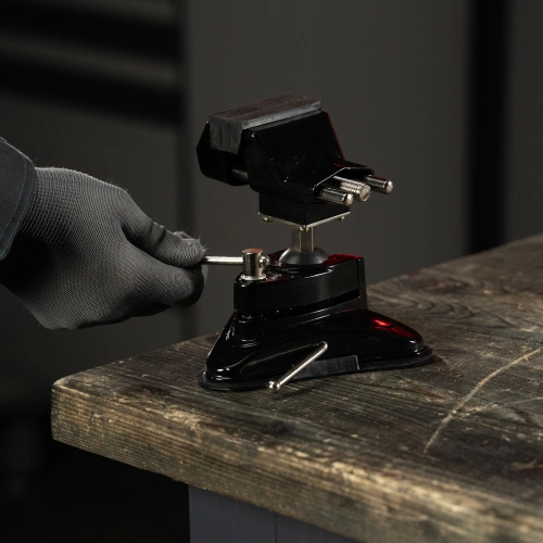 Тиски настольные, резиновая вакуумная присоска, шарнирный механизм, ширина рабочих губок 70 мм Matrix по ценам производителя в Краснодаре с доставкой по всей России