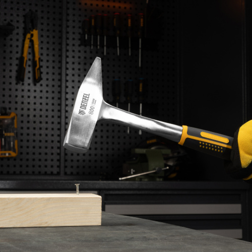 Молоток слесарный 800 г, цельнометаллический, двухкомпонентная рукоятка Denzel по ценам производителя в Краснодаре с доставкой по всей России