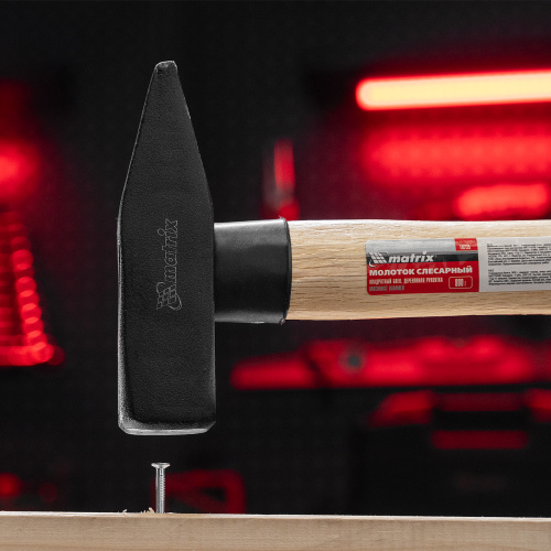 Молоток слесарный, 800 г, квадратный боек, деревянная рукоятка Matrix по ценам производителя в Краснодаре с доставкой по всей России