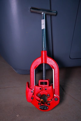 Труборез с хомутной защелкой TOR GH2S для стальных труб 1/2"- 2 1/2" по ценам производителя в Краснодаре с доставкой по всей России