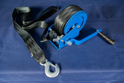 Лебедка ручная барабанная с лентой  0,5т 20 м оцинкованная TOR LHW по ценам производителя в Краснодаре с доставкой по всей России