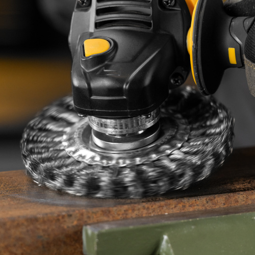 Щетка для УШМ, 125 мм, "Плоская", крученая нержавеющая проволока 0.5 мм, посадка 22.2 мм Denzel по ценам производителя в Краснодаре с доставкой по всей России