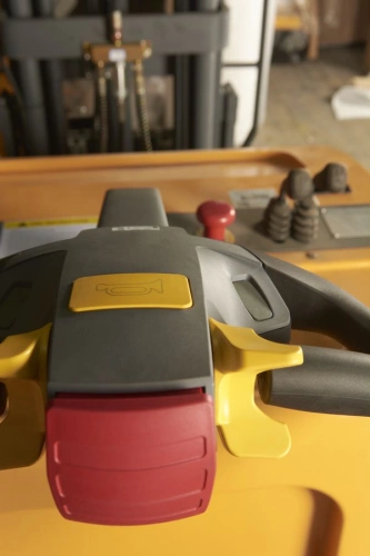 Штабелер самоходный 1,5 т 4,5 м XILIN CPD15R с наклоном мачты и противовесом 24/320 В/Ач по ценам производителя в Краснодаре с доставкой по всей России