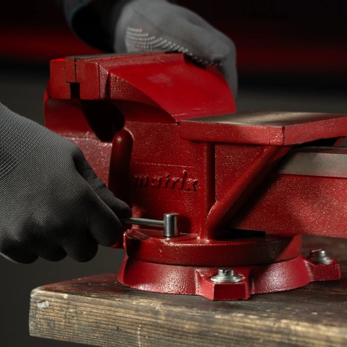 Тиски слесарные, 150 мм, поворотные, с наковальней Matrix по ценам производителя в Краснодаре с доставкой по всей России