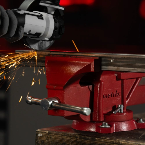 Тиски слесарные, 150 мм, поворотные, с наковальней Matrix по ценам производителя в Краснодаре с доставкой по всей России