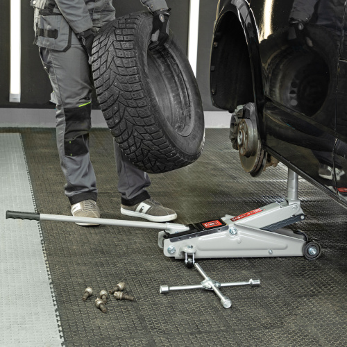 Домкрат гидравлический подкатной, 3 т, высота подъема 150-530 мм Matrix по ценам производителя в Краснодаре с доставкой по всей России