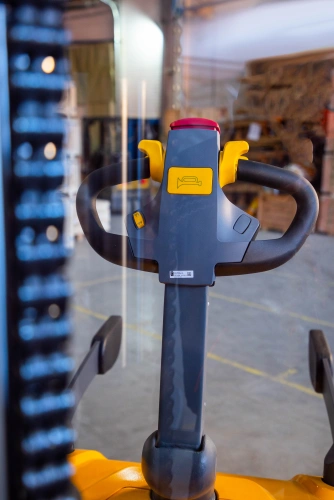 Штабелер самоходный 1,5 т 5,6 м XILIN CDDK15-III 24/200 В/Ач (с платформой) по ценам производителя в Краснодаре с доставкой по всей России