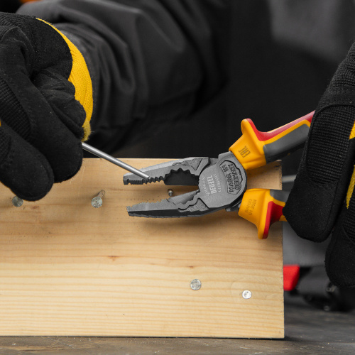 Плоскогубцы комбинированные, диэлектрические трехкомпонентные рукоятки до 1000 В, 180 мм Denzel по ценам производителя в Краснодаре с доставкой по всей России