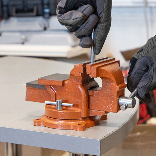 Тиски слесарные, 100 мм, поворотные, с наковальней Sparta по ценам производителя в Краснодаре с доставкой по всей России