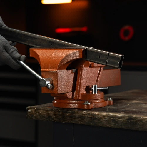 Тиски слесарные, 200 мм, поворотные, с наковальней Sparta по ценам производителя в Краснодаре с доставкой по всей России