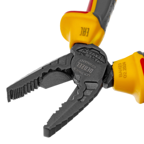 Плоскогубцы комбинированные, диэлектрические трехкомпонентные рукоятки до 1000 В, 180 мм Denzel по ценам производителя в Краснодаре с доставкой по всей России