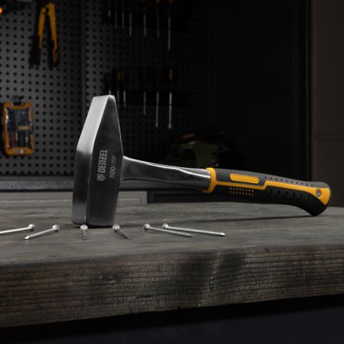 Молоток слесарный 800 г, цельнометаллический, двухкомпонентная рукоятка Denzel по ценам производителя в Краснодаре с доставкой по всей России