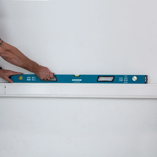 Уровень алюминиевый, 1000 мм, усиленный с ударопрочными заглушками, рукоятки, 3 глазка Gross по ценам производителя в Краснодаре с доставкой по всей России