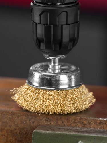 Щетка для дрели, 65 мм, "чашка" со шпилькой, латунированная витая проволока Matrix по ценам производителя в Краснодаре с доставкой по всей России