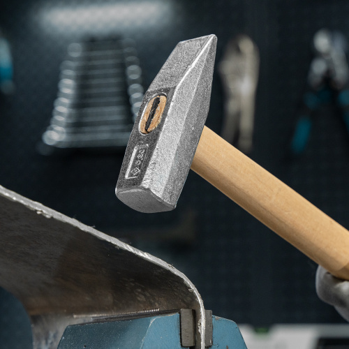 Молоток слесарный, 800 г, квадратный боек, деревянная рукоятка по ценам производителя в Краснодаре с доставкой по всей России