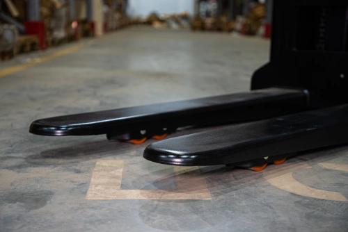 Штабелер самоходный 1,5 т 3,0 м TOR WS15H-3000SC PRO Li-ion 24/60 В/Ач контр. скорости подъема по ценам производителя в Краснодаре с доставкой по всей России