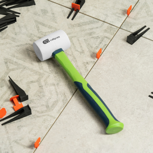 Киянка резиновая, 225 г, белая резина, фибергласовая рукоятка Сибртех по ценам производителя в Краснодаре с доставкой по всей России