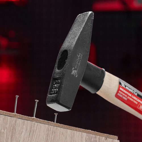 Молоток слесарный, 200 г, квадратный боек, деревянная рукоятка Matrix по ценам производителя в Краснодаре с доставкой по всей России