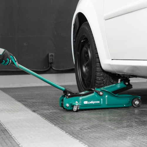 Домкрат гидравлический подкатной, 2 т, 85-330 мм, низкий подхват, в пласт. кейсе Сибртех по ценам производителя в Краснодаре с доставкой по всей России