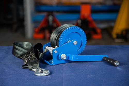 Лебедка ручная барабанная с лентой  0,5т 20 м оцинкованная TOR LHW по ценам производителя в Краснодаре с доставкой по всей России