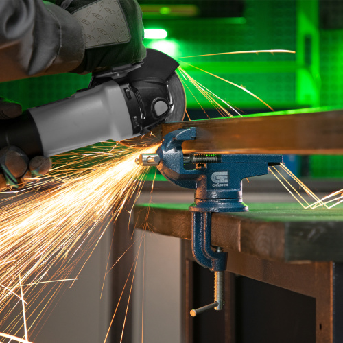 Тиски слесарные, настольные, поворотные, ширина рабочих губок 50 мм, наковальня Сибртех по ценам производителя в Краснодаре с доставкой по всей России