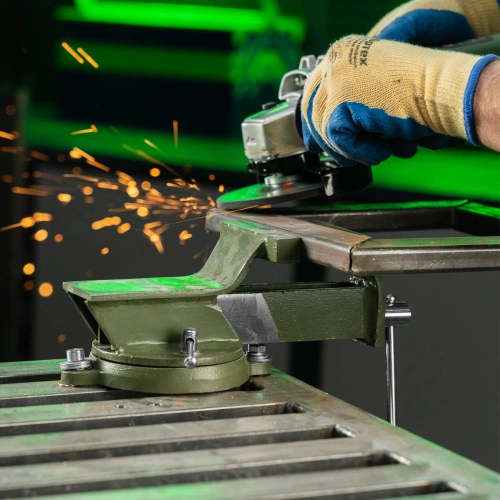 Тиски слесарные, 100 мм, стальные, поворотные Сибртех по ценам производителя в Краснодаре с доставкой по всей России