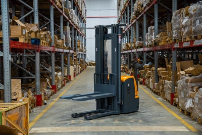 Штабелер самоходный 1,5 т 4,5 м XILIN CDDR15-III 24/200 В/Ач (сопровождаемый) по ценам производителя в Краснодаре с доставкой по всей России