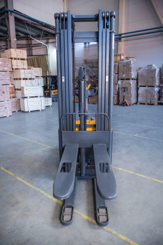 Штабелер самоходный 1,5 т 5,6 м XILIN CDDK15-III 24/200 В/Ач (с платформой) по ценам производителя в Краснодаре с доставкой по всей России