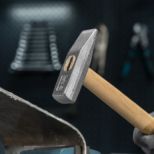 Молоток слесарный, 500 г, квадратный боек, деревянная рукоятка по ценам производителя в Краснодаре с доставкой по всей России