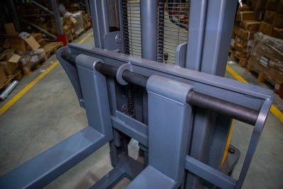 Штабелер гидравлический с электроподъемом 1,5 т 3,0 м XILIN CDD15B-E с раздвижными вилами купить в Москве с доставкой по всей России | ProtosMarket.ru