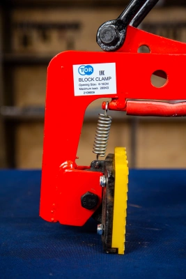 Клещевой вертикальный захват TOR для брикетов и блоков 12-18 см г/п 280 кг по ценам производителя в Краснодаре с доставкой по всей России