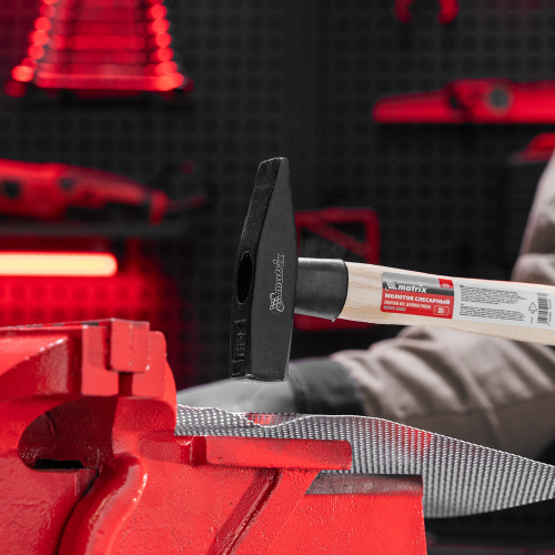 Молоток слесарный, 300 г, квадратный боек, деревянная рукоятка Matrix по ценам производителя в Краснодаре с доставкой по всей России