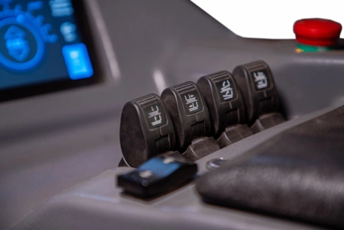 Ричтрак электрический с кабиной XILIN 2,0 т 11,1 м CQD20-D с камерой, быстрым подъемом и весами купить в Москве с доставкой по всей России | ProtosMarket.ru