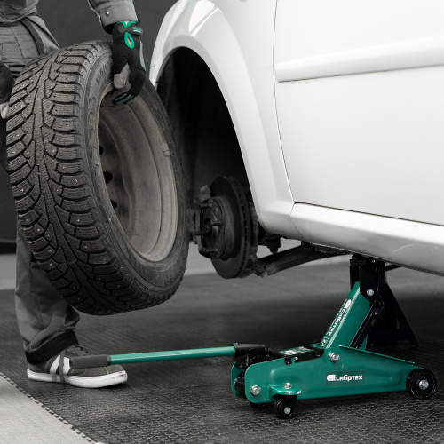 Домкрат гидравлический подкатной, 2 т, 135-320 мм, в пласт. кейсе Сибртех по ценам производителя в Краснодаре с доставкой по всей России