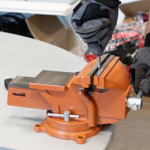 Тиски слесарные, 150 мм, поворотные, с наковальней Sparta по ценам производителя в Краснодаре с доставкой по всей России