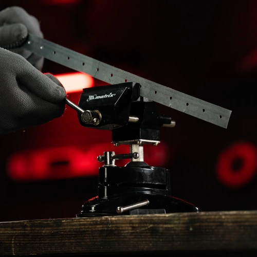 Тиски настольные, резиновая вакуумная присоска, шарнирный механизм, ширина рабочих губок 70 мм Matrix по ценам производителя в Краснодаре с доставкой по всей России