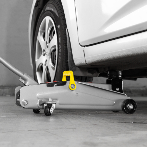 Домкрат гидравлический подкатной, 2 т, высота подъема 135-385 мм, в пластиковый кейсе Matrix по ценам производителя в Краснодаре с доставкой по всей России