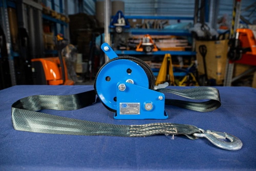 Лебедка ручная барабанная с лентой  0,5т 20 м оцинкованная TOR LHW по ценам производителя в Краснодаре с доставкой по всей России