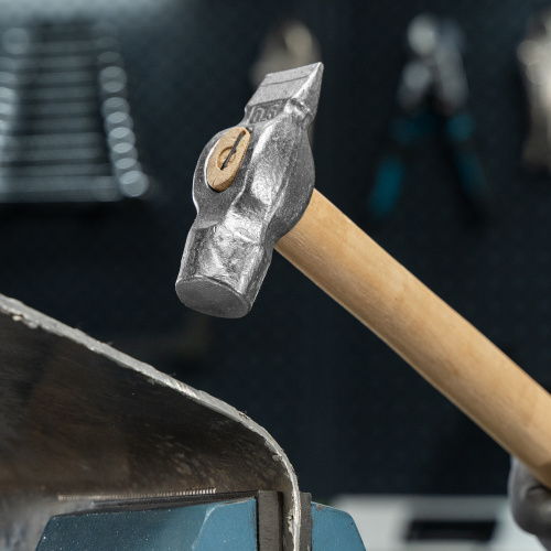 Молоток слесарный, 600 г, круглый боек, деревянная рукоятка по ценам производителя в Краснодаре с доставкой по всей России